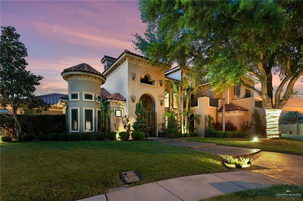 Luxury real estate agent in McAllen