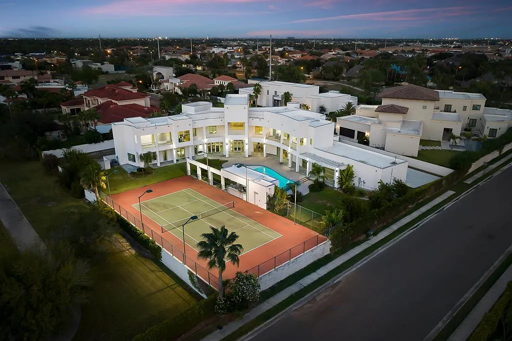 Luxury Real Estate Agent in Edinburg
